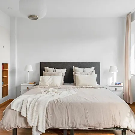 Lägenhet Luxurious 5-room Within Walking Distance To Downtown *